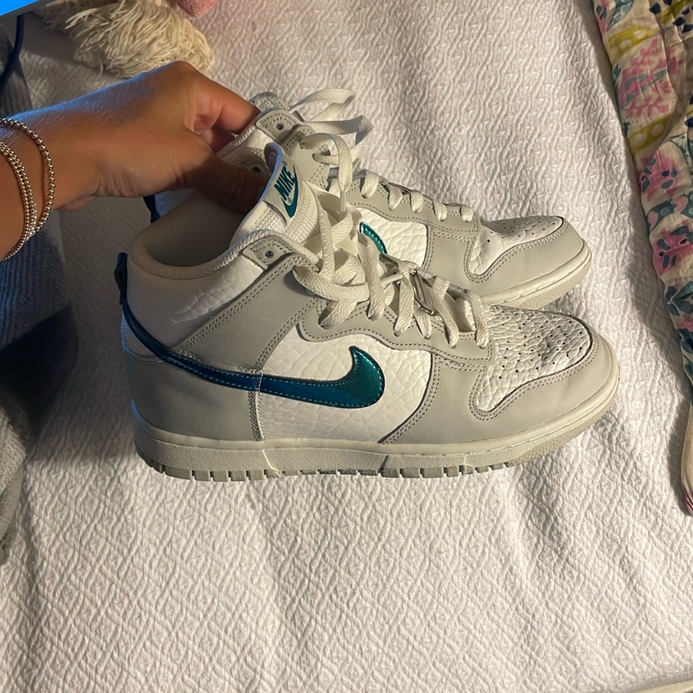 size 8 nike shoes worn a few times but look new